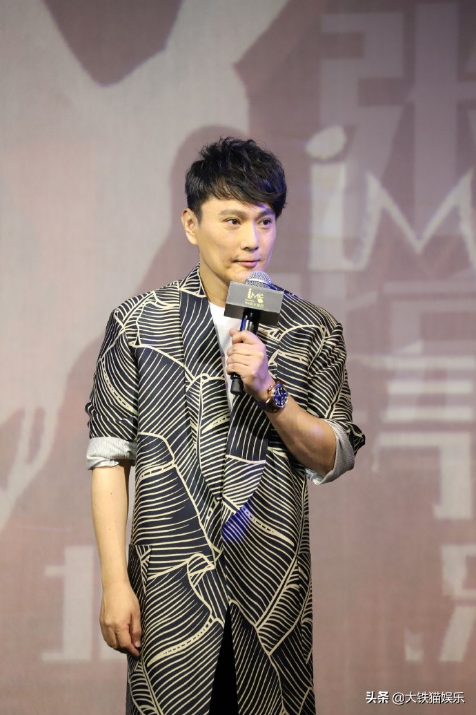 年轻时玉树临风，中年颜值垮了一地，这7位男神亲手砸了童年滤镜