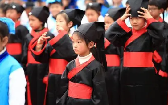 广东一学校设立汉服日，校内仙气飘飘，一男生穿龙袍打饭引人注目