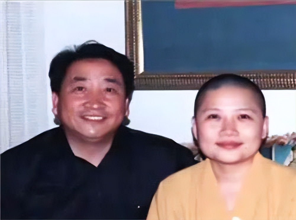 “一代歌后”李娜，巅峰时期力压韩红，为何削发为尼选择出家？