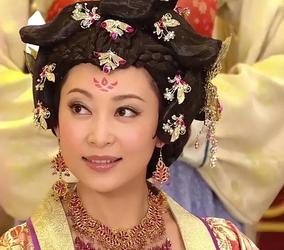 杨卓娜：生了孩子没名没分，还得照顾两个继女当后妈