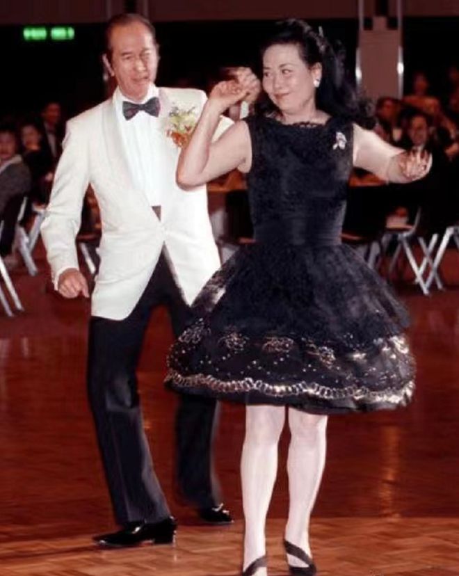 赌王二太去世，三四房子女忙露营庆生，何超仪曾讽刺其母小三小四