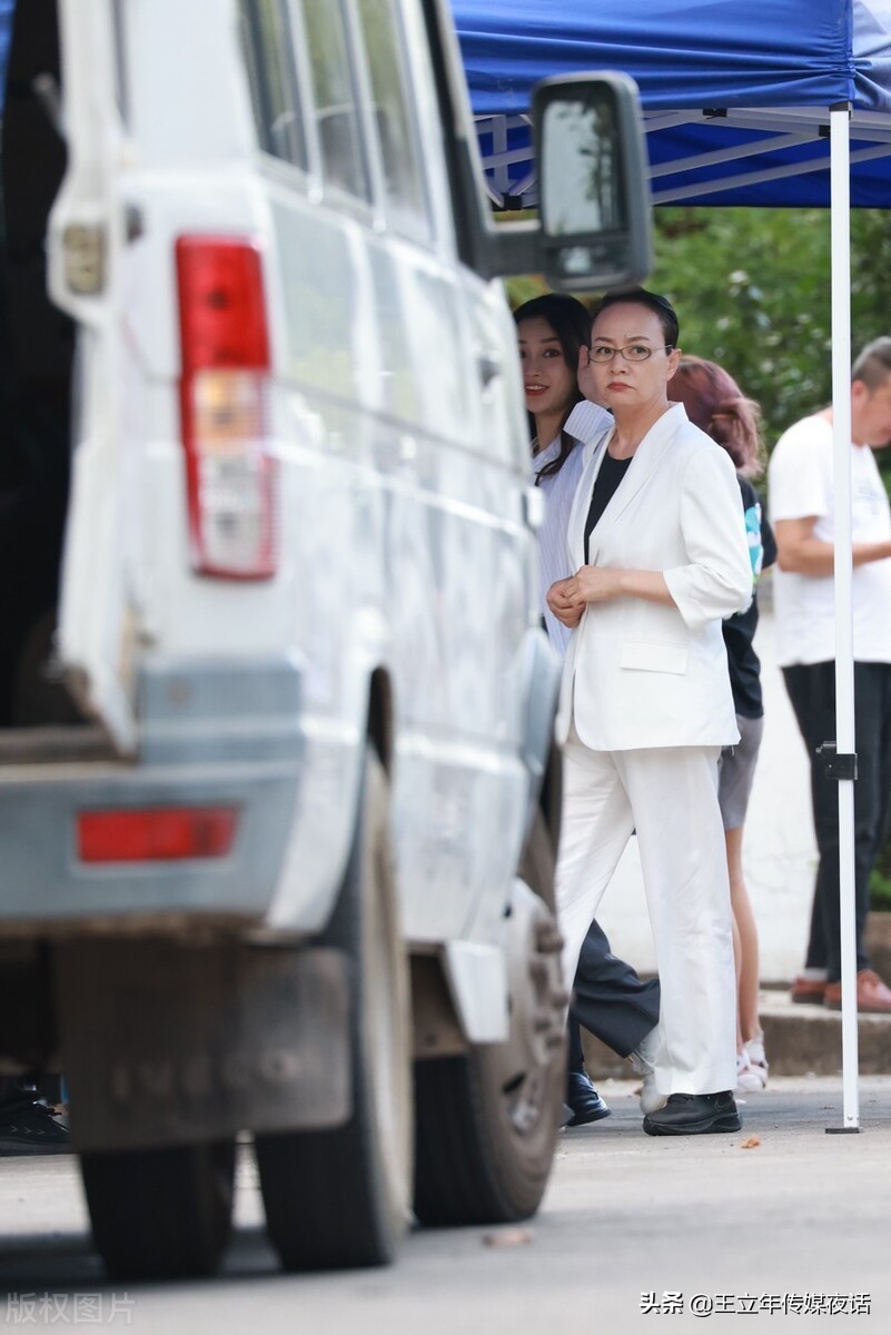 宋丹丹《萌探探探案》录制：白色套装，率性利落风