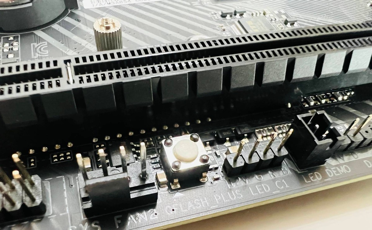 技嘉小雕B660M电竞主板开箱，供电出众散热强