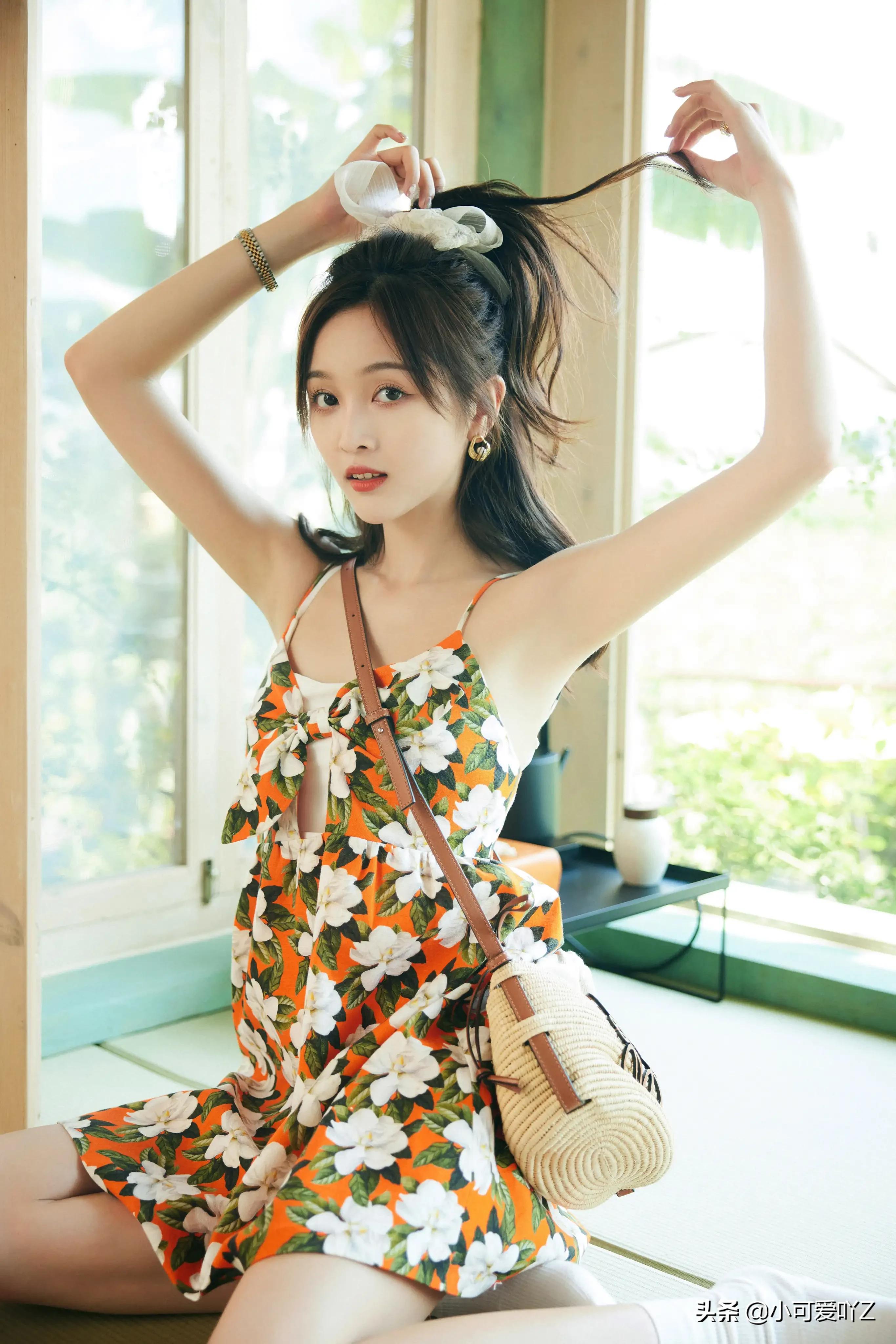 吴宣仪，吊带花朵裙，白色蕾丝发带，精致女孩可爱美丽