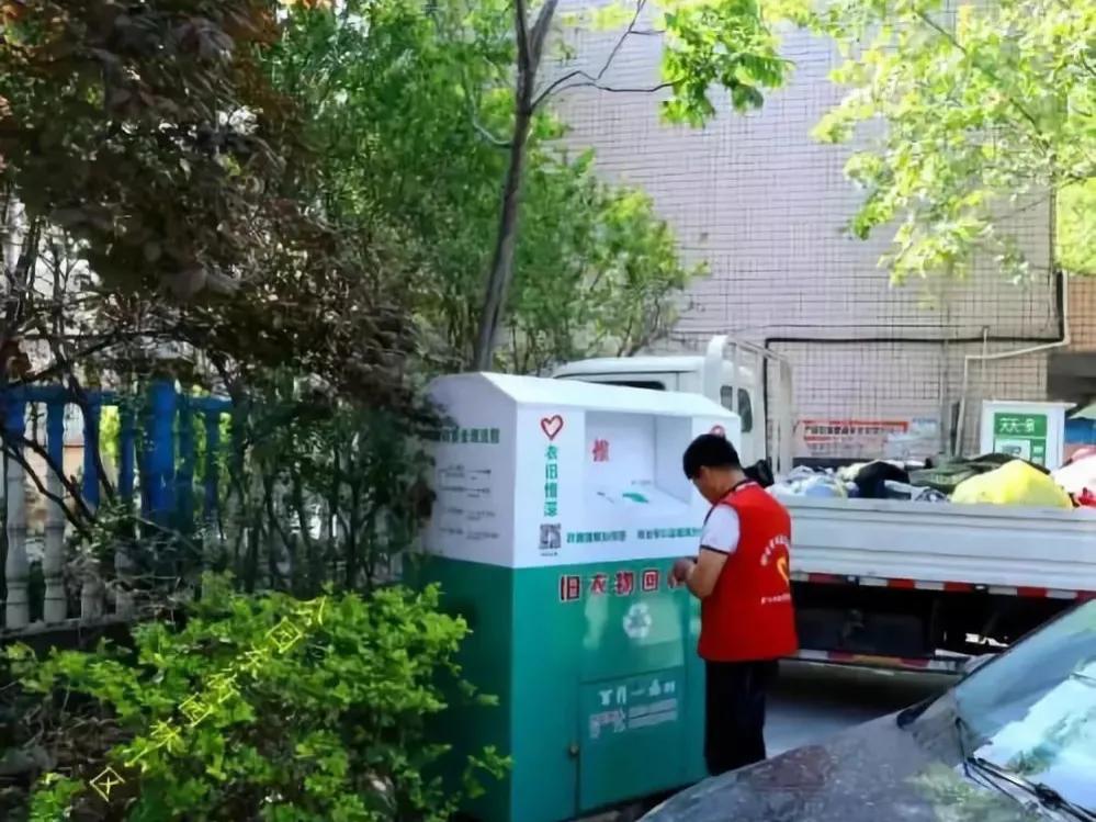 舊衣服回收是騙局？舊衣回收箱竟變成了垃圾箱