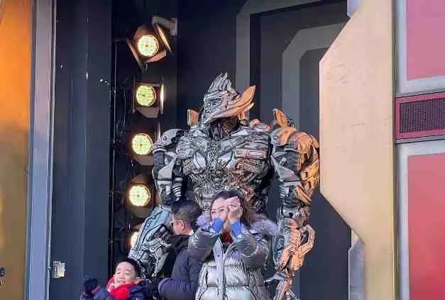 陈小春应采儿带大儿子出游，一家三口全程超欢乐，Jasper长高不少