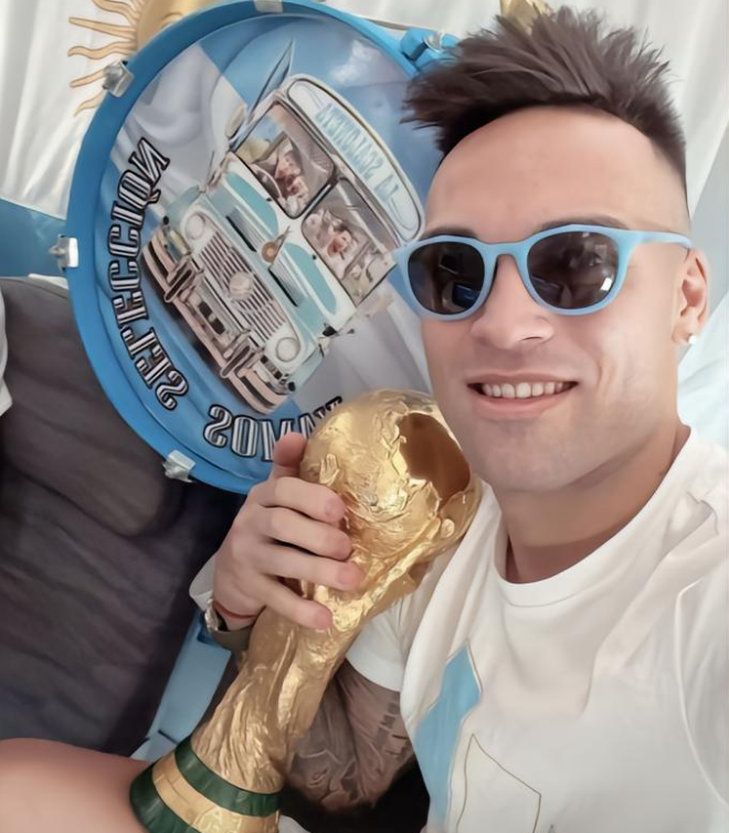 世界杯冠军激动视频(英雄凯旋！劳塔罗返乡庆祝世界杯夺冠，10万人高喊名字，不输梅西)