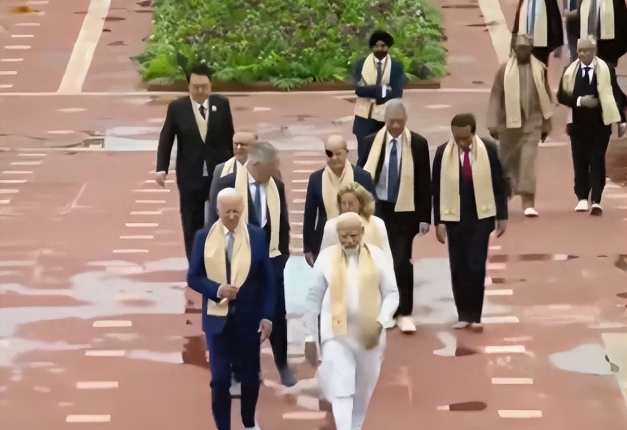 G20最奇葩的一幕：印度总理莫迪号令全球领导光脚为圣雄甘地默哀