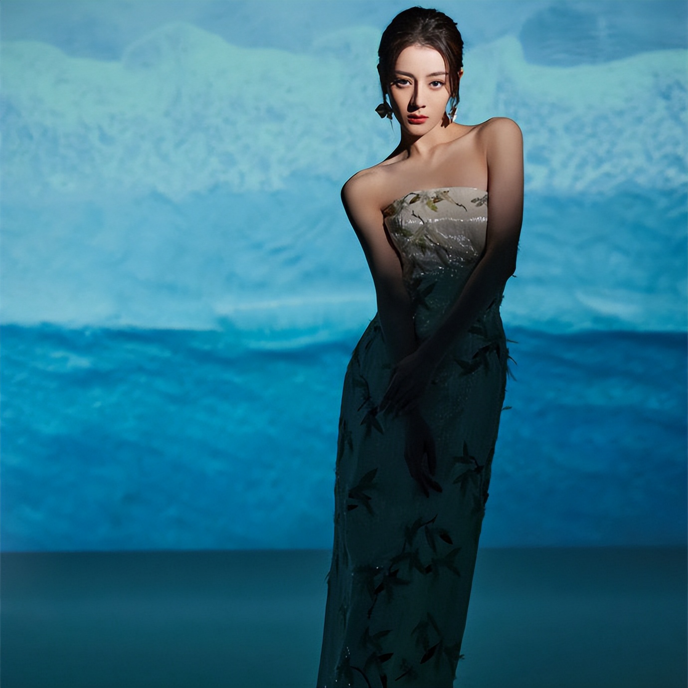 迪丽热巴一袭白色抹胸印花长裙 搭配花朵耳饰清新浪漫 ​​​