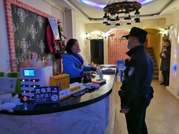 西安公安阎良分局凌云路派出所深入辖区涉外宾馆及人员密集场所宣传出入境法律法规