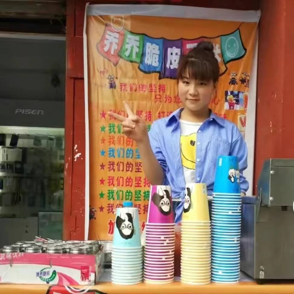 女婴被50岁老汉捡到，24年后身价千万，如今卖公司陪着养父去旅游