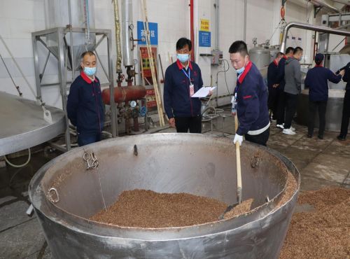 陕西西凤酒集团：传承匠心 生产线上赛技能