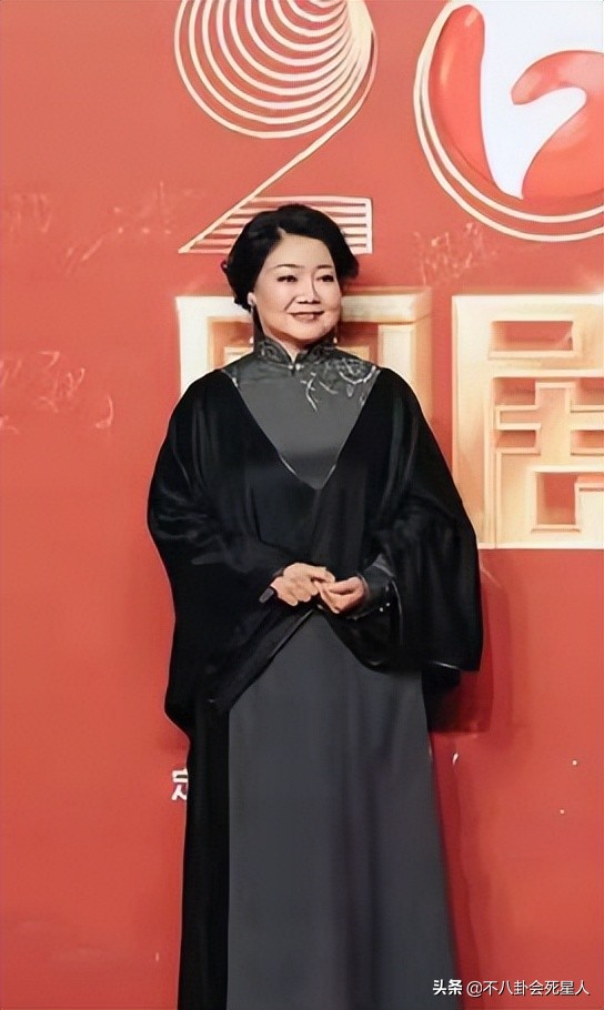 同是50+女星走红毯，内地女星和港台女星的造型，差距真是太远了