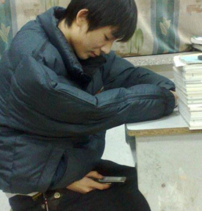 班主任突击查手机，一般人只会扔抽屉里，这波操作才是真正高手