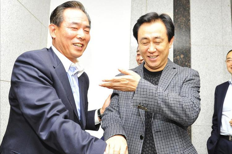 恒大欠了多少债（恒大暴雷欠下2万亿，被传跳楼自杀躲债，许家印：2023年全部还清）