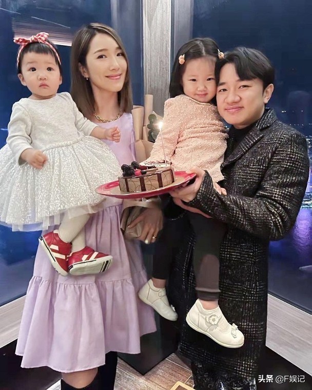 王祖蓝庆祝香港回归祖国25周年 掐点晒时隔25年前后与天安门合影