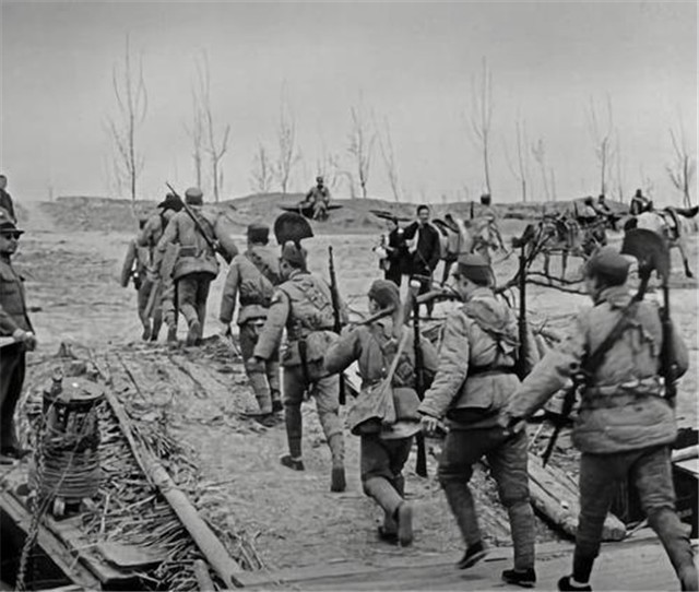 死相难看的日本将军，夜里遇到我军突袭，小兵从屁股处把将军捅死