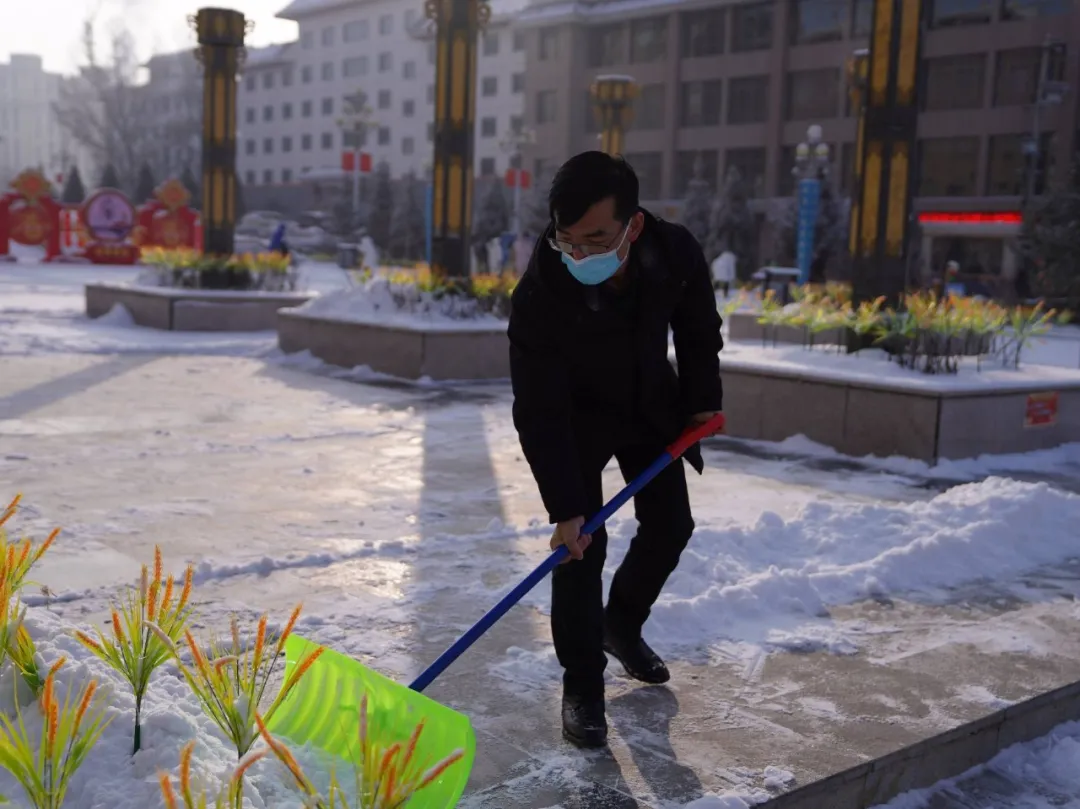 临潭：干部群众齐上阵 清扫积雪暖民心