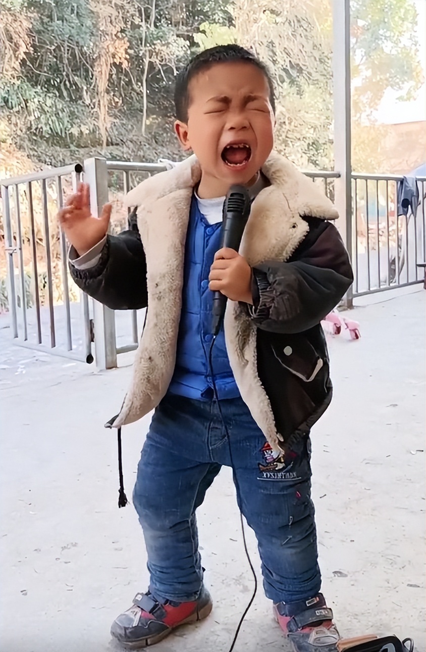 “未来歌神”：6岁农村萌娃“戏精附体”，靠模仿对口型唱歌走红