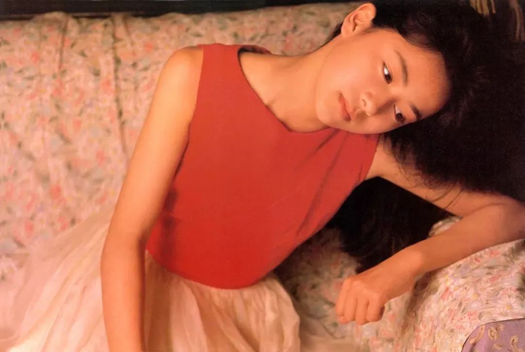 日本国民美少女始祖，曾和成龙一起主演电影！无数粉丝求她复出…