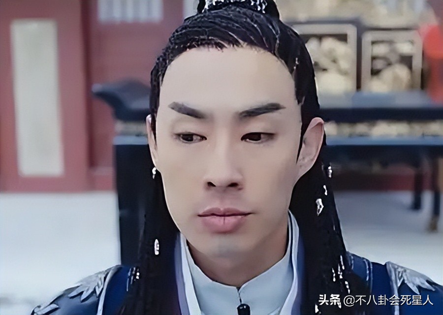 厚嘴唇、大鼻孔、长方脸，这7位男星看似很帅，实则奇怪