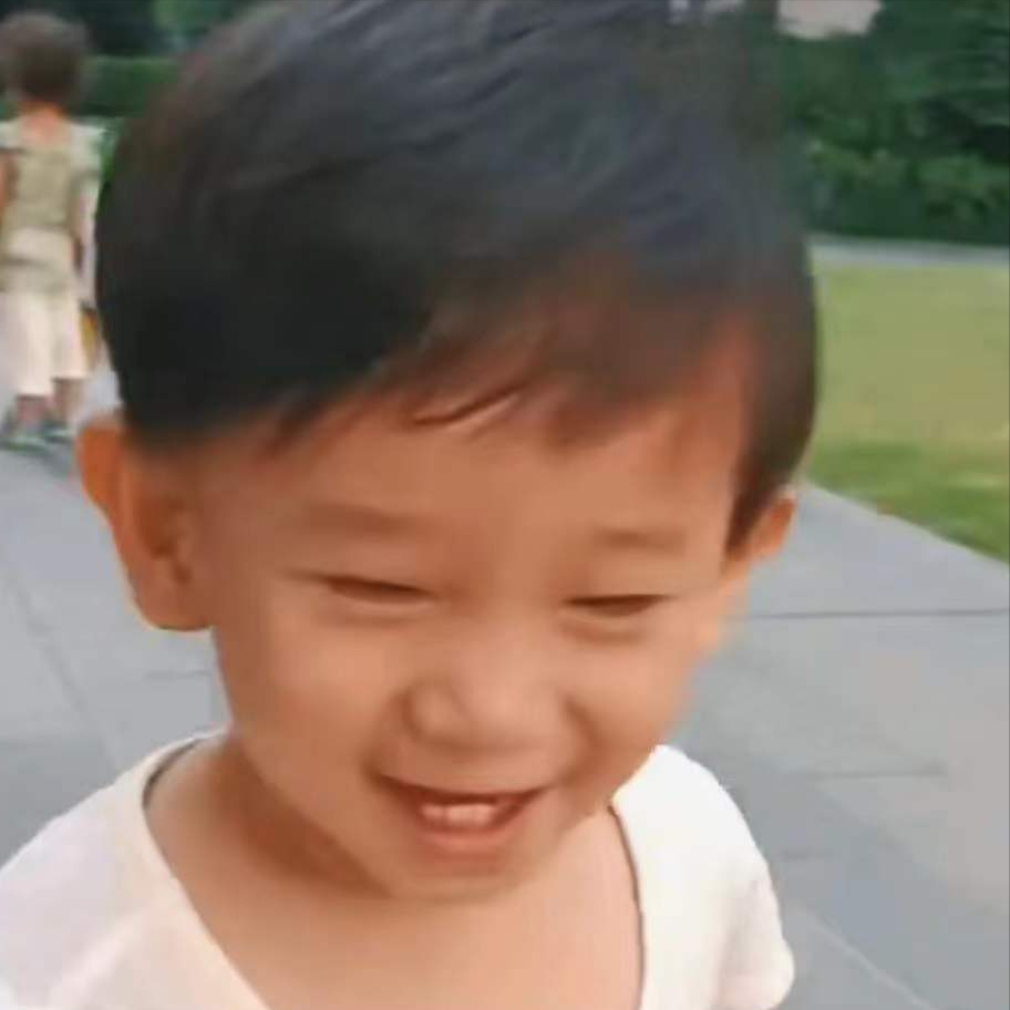 应采儿晒一家四口合影庆元旦，小儿子hoho表情严肃，容貌又变了