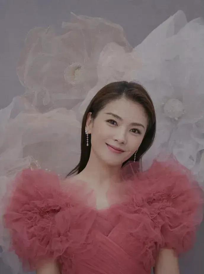 刘涛的少女心，粉色纱质长裙，优雅美丽，摇曳多姿
