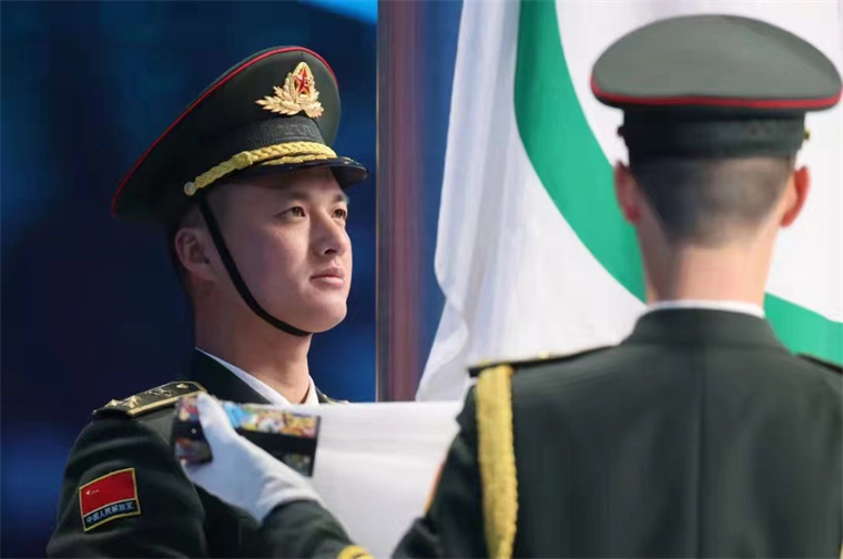 时光飞逝,2022年,郭凤通在北京冬奥会开幕式上担负升旗任务,有幸成为