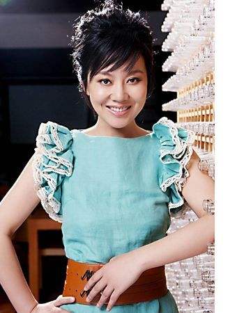 离婚18年了，闫妮和前夫邹伟的人生状况，有何不同？