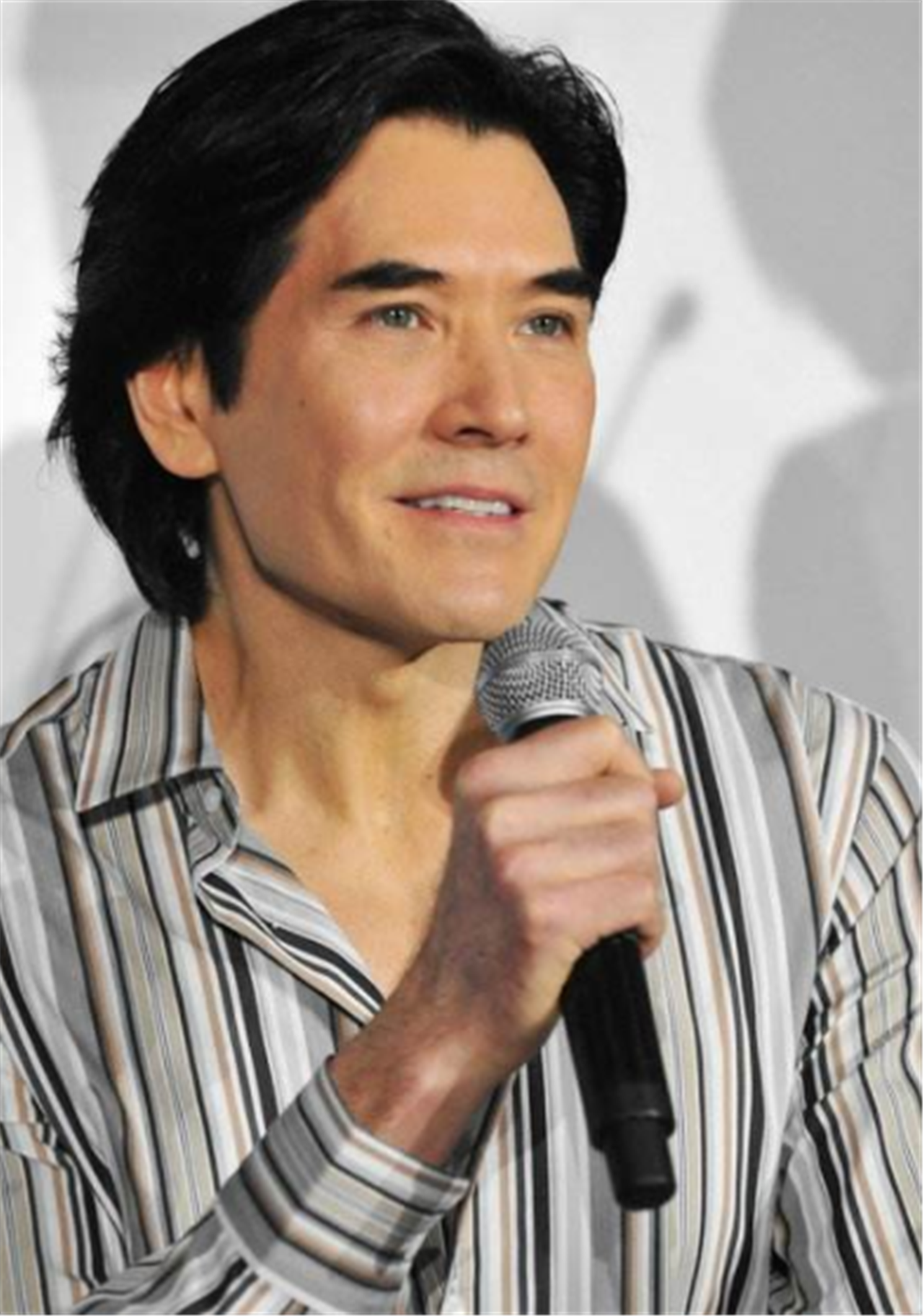 "大众男神"费翔因母亲与叶倩文分手,如今63岁仍孤身一人