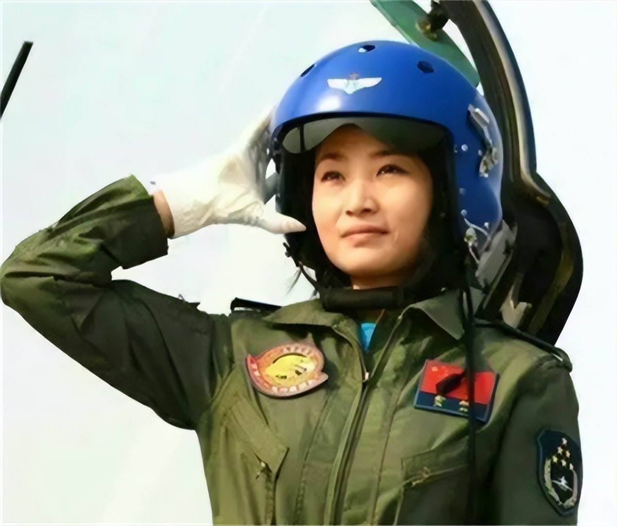 2016年首批歼击机女飞行员余旭，跳伞时因撞到僚机副翼，不幸牺牲