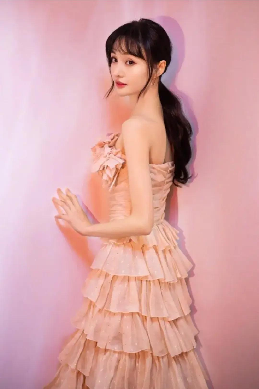 郑爽穿蛋糕裙惊艳国剧盛典，蝴蝶背和直角肩被网友夸赞：爱了