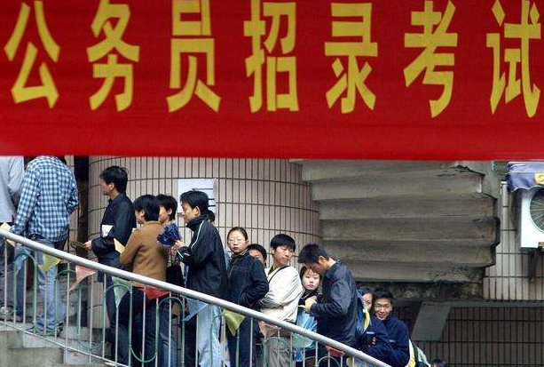 大学生用4张图，描述自己考公后在亲戚眼里的样子，太真实了