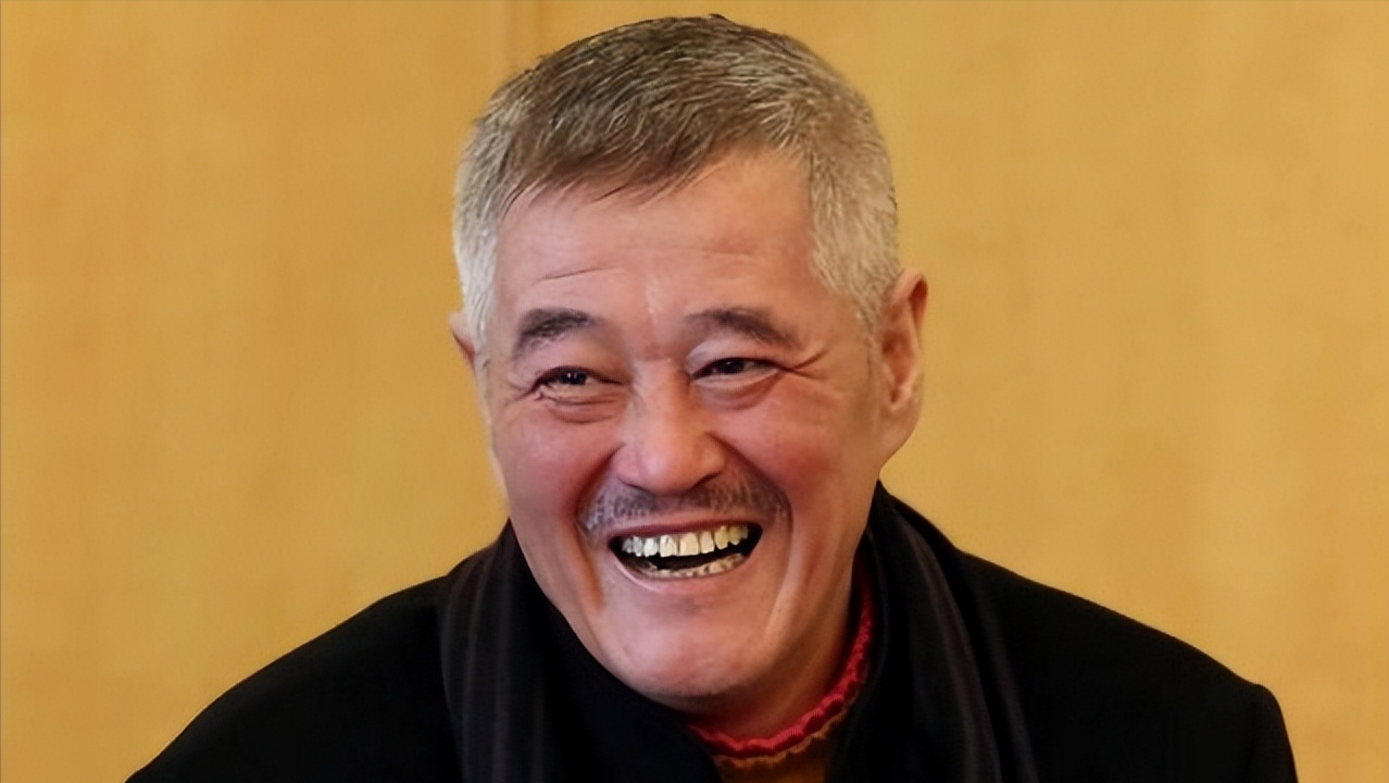 2007年,45岁的李正春因病去世,赵本山为他守灵一夜,料理后事