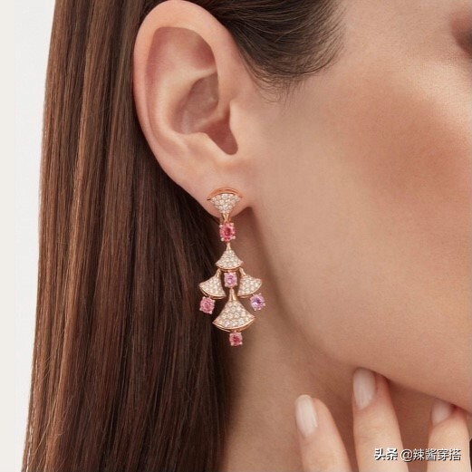 2022年度色“长春花蓝”耳环推荐！Dior、Tiffany、VCA6大品牌