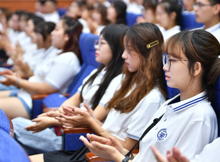 辽宁院校校长“最短”开学致辞，短短四句话，却让学生红了眼眶