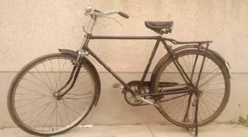 1982年，内蒙女教师花20元给学生买鞋，25年后，学生送房报答恩师