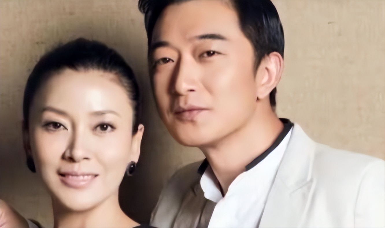 54岁演员邵峰定居加拿大,豪宅内惬意打球吃烤羊,桌上茅台抢眼