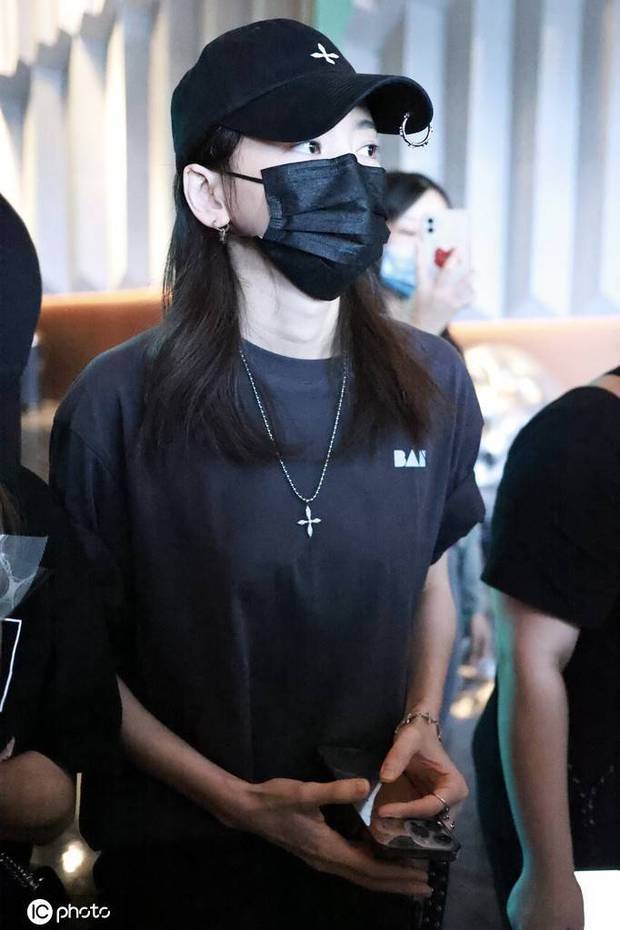 于文文《乘风破浪》上班 一身黑色look又酷又美