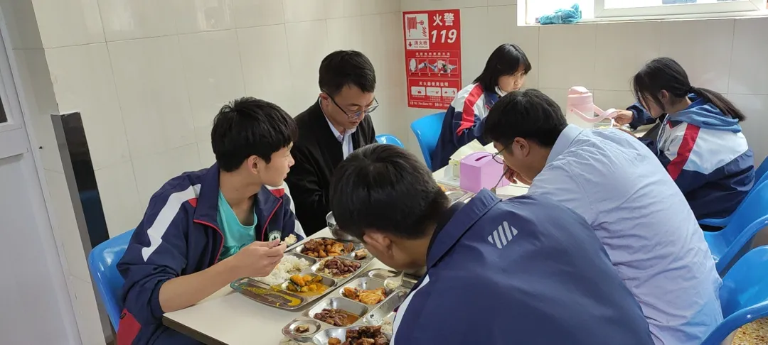 271教育丨有一种爱,叫“陪你吃饭”