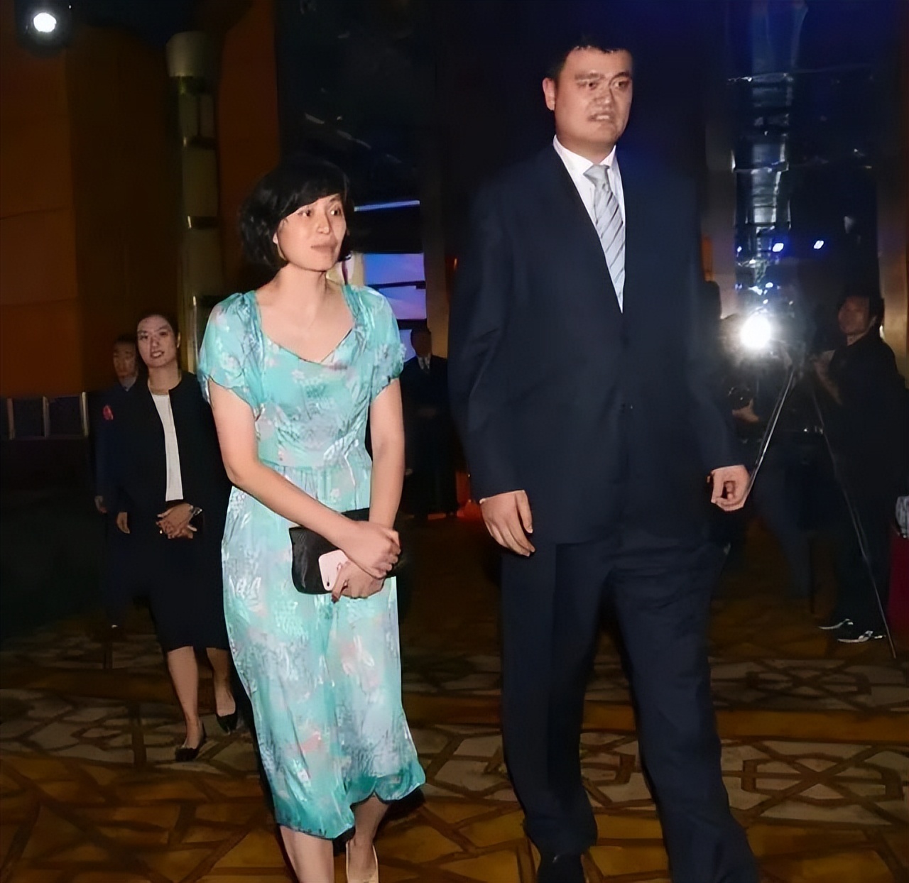 姚明夫妇一同出行，叶莉穿裙显老还驼背，好在老公不嫌弃满眼疼爱