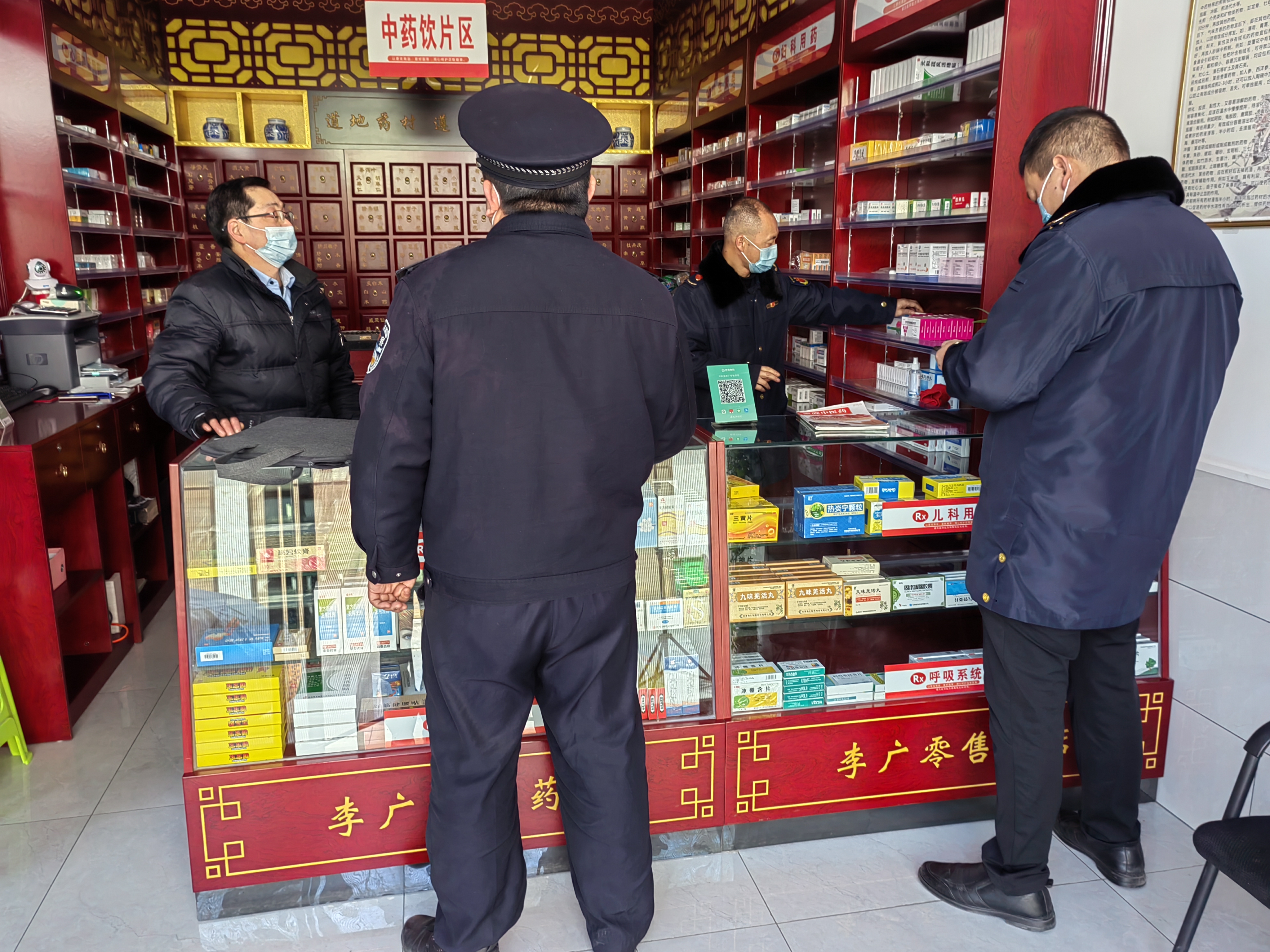 平利公安兴隆派出所联合市监部门开展打击制售假劣药犯罪安全大检查