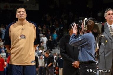 nba有什么哪些中国人(唯一一位和三位中国球员做过队友的人，也是NBA第一位亿元先生)