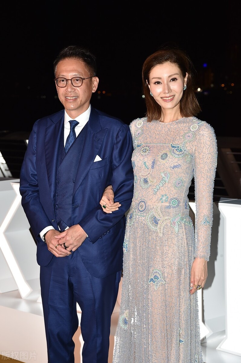 51岁的李嘉欣，可以美成什么样子