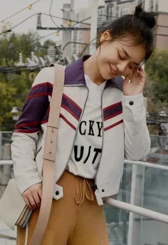 马思纯丸子头青春有活力，小巧的五官，圆圆的眼睛显得特别有神