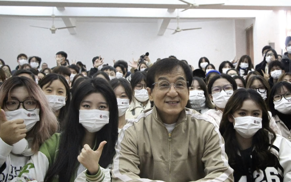 67岁成龙现身武汉高校上课，获百人迎接排场大，亲切打招呼无架子