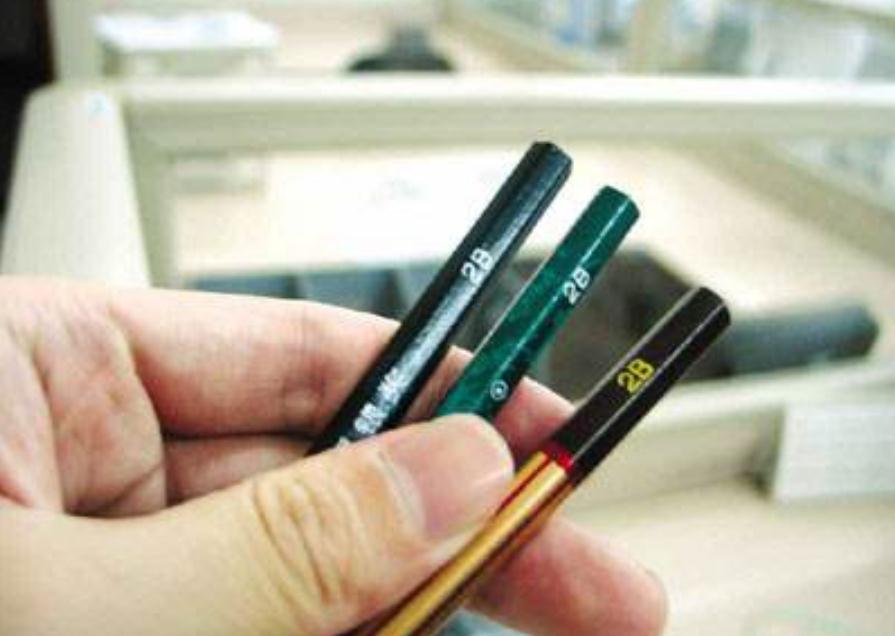为啥高考只允许“2B铅笔”涂卡？看到电脑阅卷后才恍然，别选错了