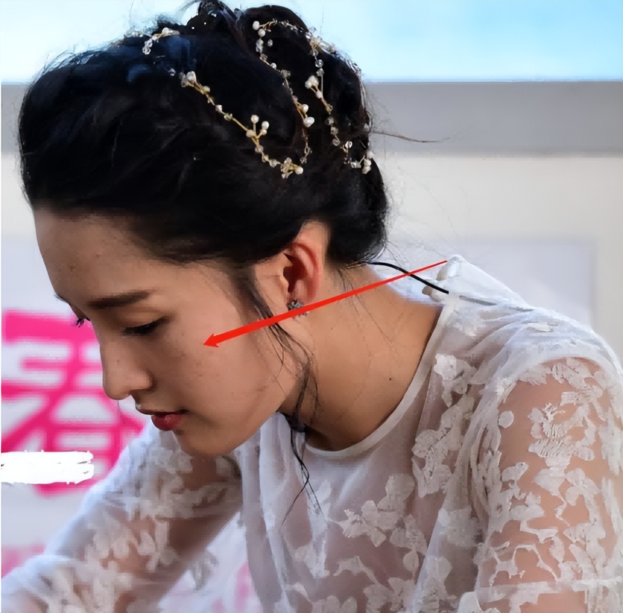 痘痘脸、赘肉、五五分！生图里的女星，让我看见了人间真实