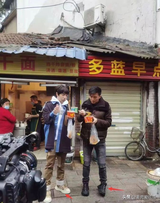 謝霆鋒華晨宇現身武漢街頭，相差10歲看不出年齡差，增高鞋引熱議