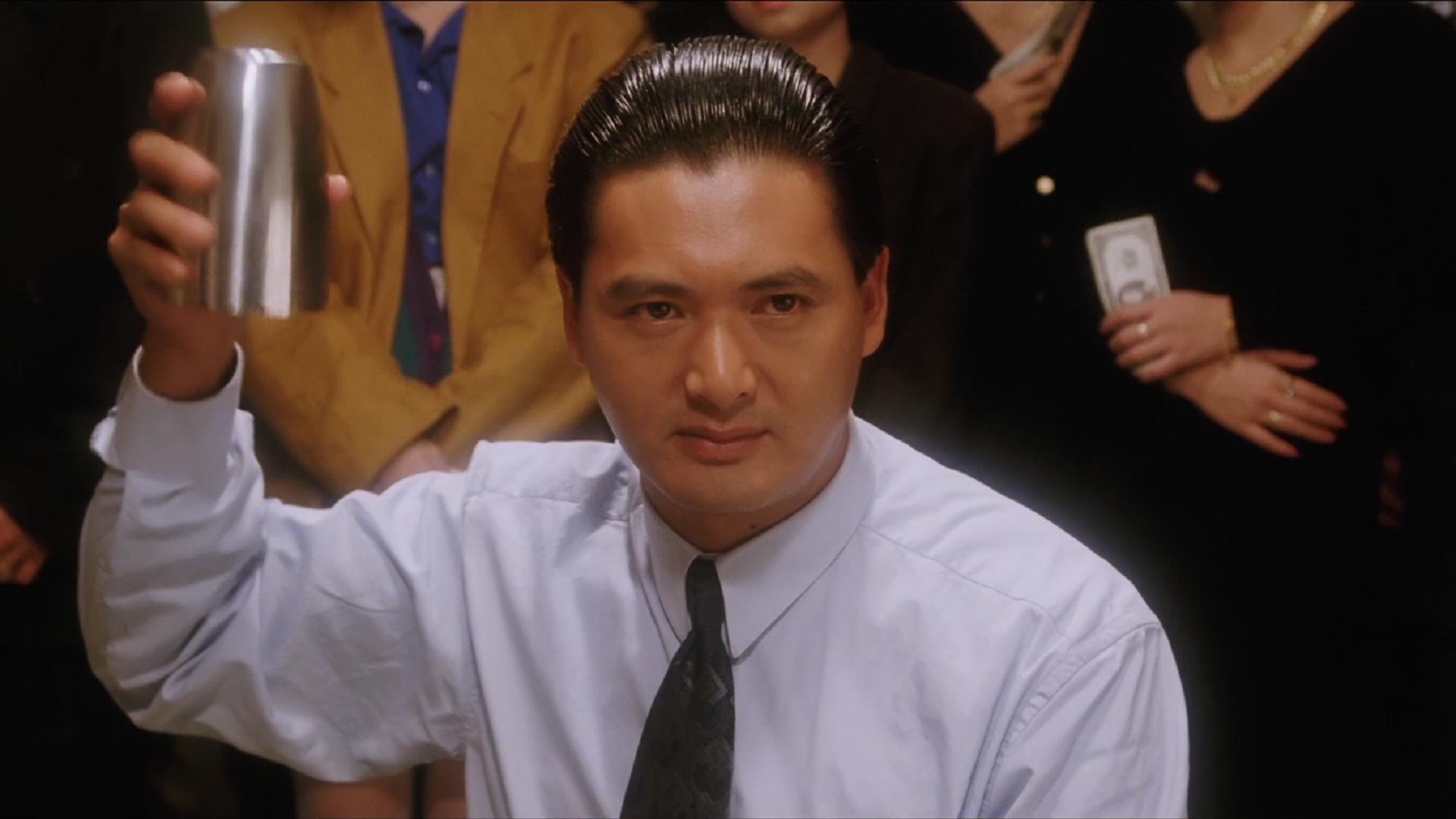 66岁周润发独自现身小馆,穿旧衣白发皱纹瞩目,被异性挽手显亲密